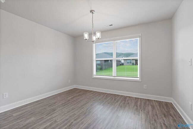 Foto del edificio - 6070 Thorntons Way Cir NW