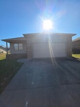 Building Photo - 805 W 12th St