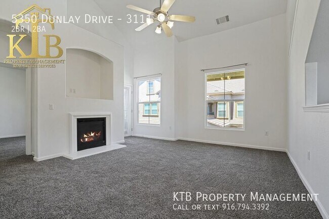 Building Photo - Wonderful 2 bedroom Condo, 2 Car garage