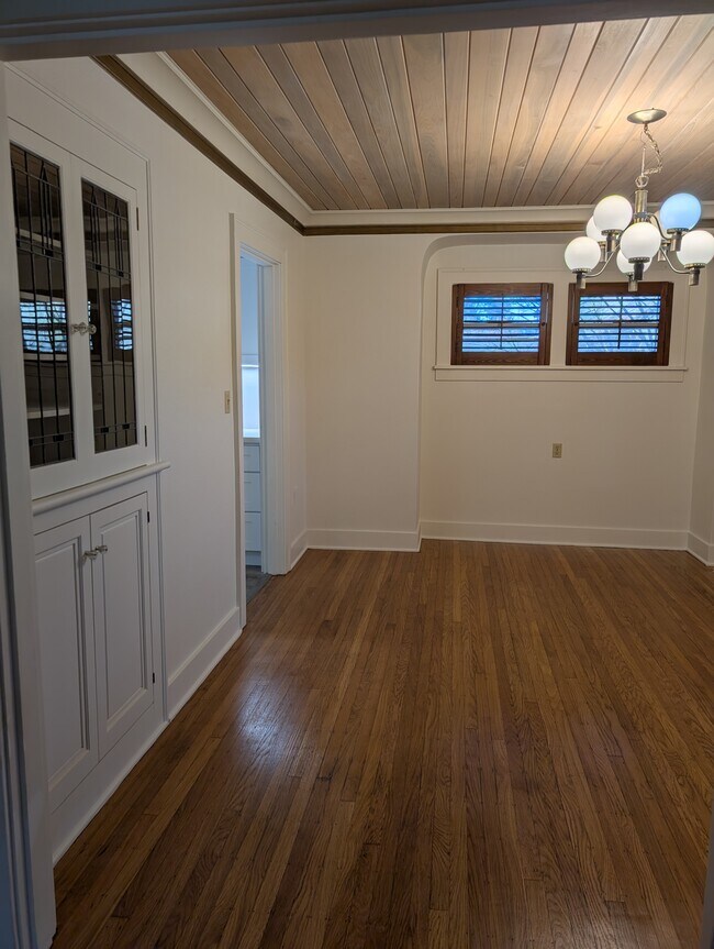 Comedor - 2543 NE 31st Ave