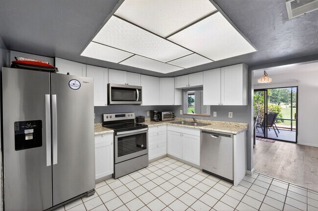 Foto del edificio - Furnished or unfurnished 2 bedroom Condo Overlooking Golf Course