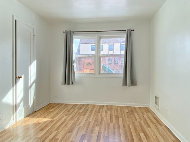 Building Photo - Convenient Location