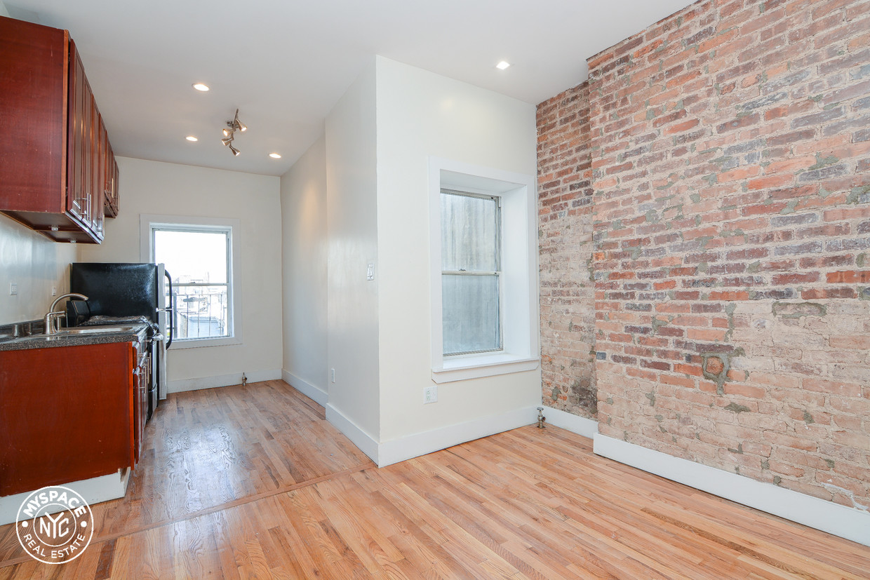 Primary Photo - 421 Rogers Ave