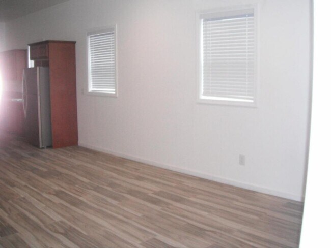 Foto del edificio - 387 E Milton St
