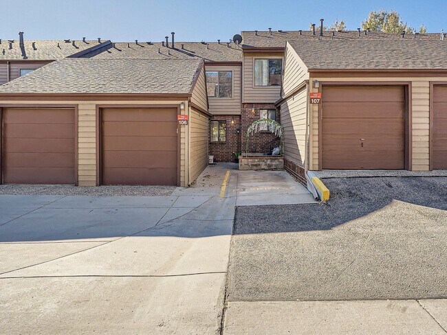 Foto del edificio - Charming 2 Bedroom 2.5 Bath in Lakewood!