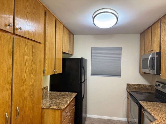 Foto del edificio - Spacious 2-Bedroom Condo with Rare 2-Car G...