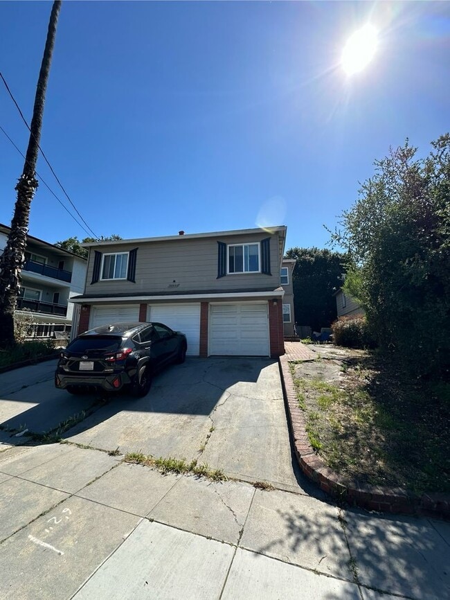 Building Photo - 2 bed/1 bath with garage