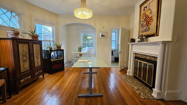 Building Photo - $1k Rebate Promo! Entire HOUSE great for BC Students!  XL Basement.  Laundry in Unit
