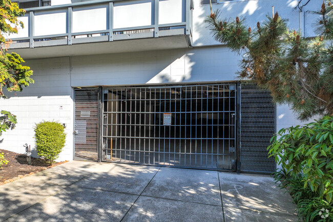 Building Garage - 3768 Harrison St