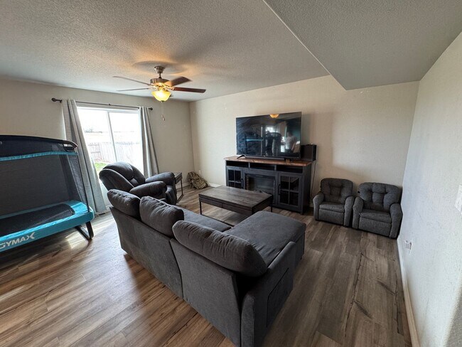 Foto del edificio - Beautiful 3 Bedroom, 2.5 Bathroom Rental Home