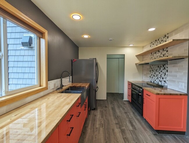 Building Photo - Channel View Aurora Arms Condo, Unfurished...