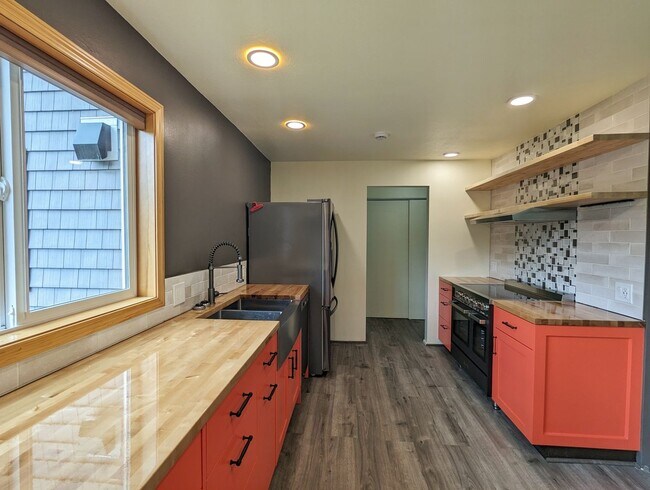 Foto del edificio - Channel View Aurora Arms Condo, Unfurished...