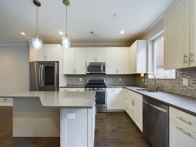 Foto del edificio - Spacious 3 Bedroom Home + Roof Deck in the...