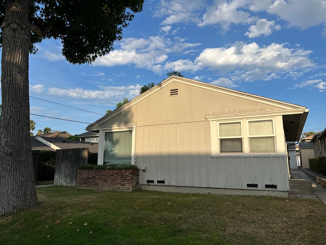 Street view of apartment - 707 1/2 Park Avenue