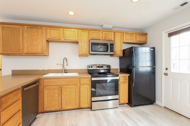 Building Photo - Sullivan Duplex