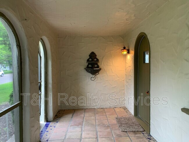 Foto del edificio - 6153 Carrollton Ave