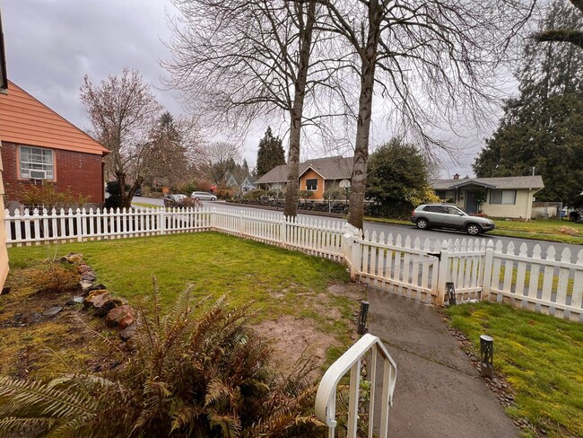 Building Photo - Adorable Arnada Bungalow