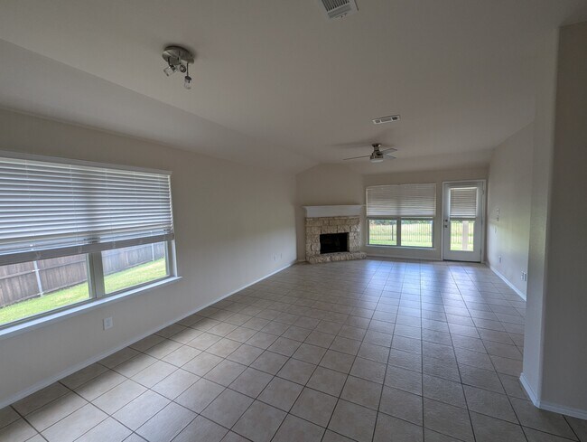 Sala de estar con chimenea natural - 2853 Waterfall Ln