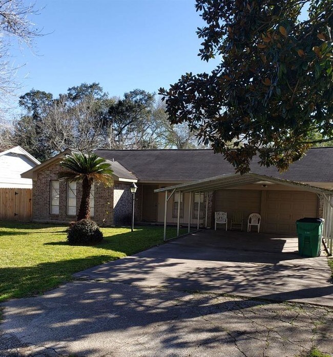 1017 W Sidnor St, Alvin, TX 77511 House for Rent in Alvin, TX