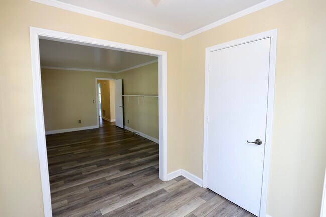 Building Photo - 549 Pringle Dr
