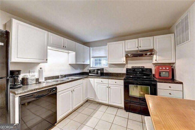 Foto del edificio - 6490 Tuggle Dr