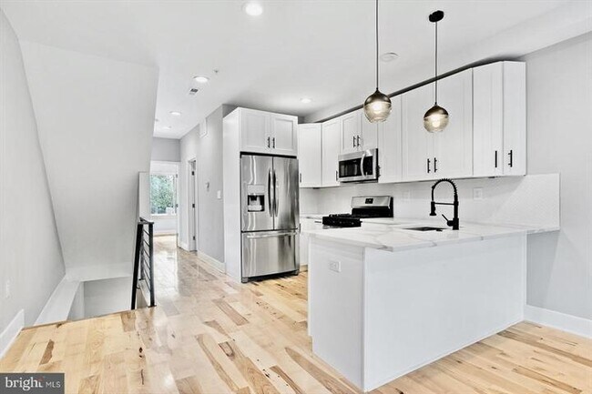 Building Photo - 2703 W Glenwood Ave