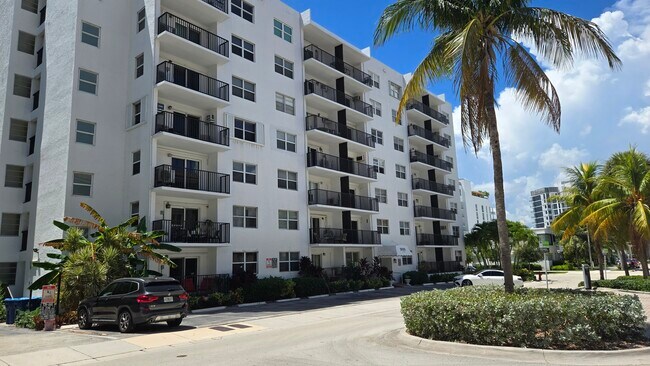 Building Photo - 3000 Riomar St