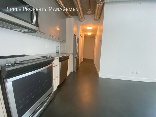 Building Photo - CORNER UNIT WITH 1 BED+ DEN/1 BATH CONDO IN DOWNTOWN
