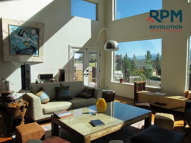 Building Photo - "Experience Luxury Living: Spacious 5-Bed ...