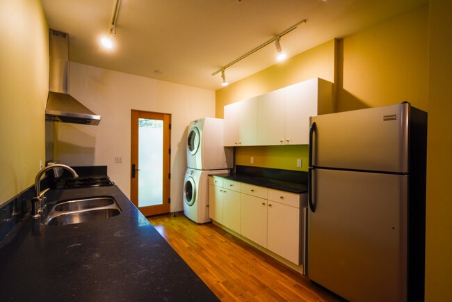 Building Photo - 208 Paseo Del Pueblo Sur