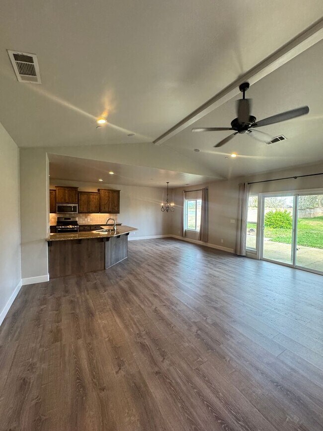 Foto del edificio - 3 BED 2 BATH HOME IN PLACER WEST SUBDIVISION