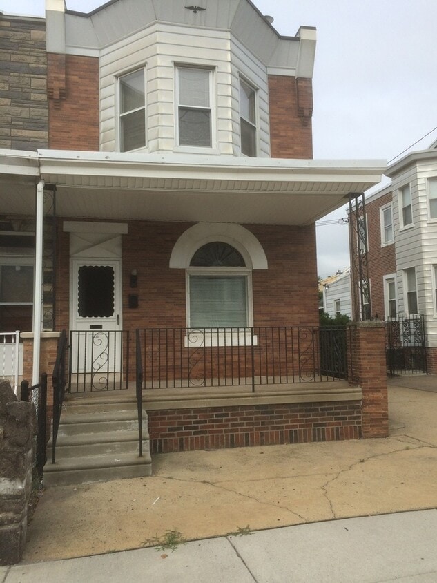 THREE BEDROOM HOUSE FOR RENT TACONY 19135 House Rental in
