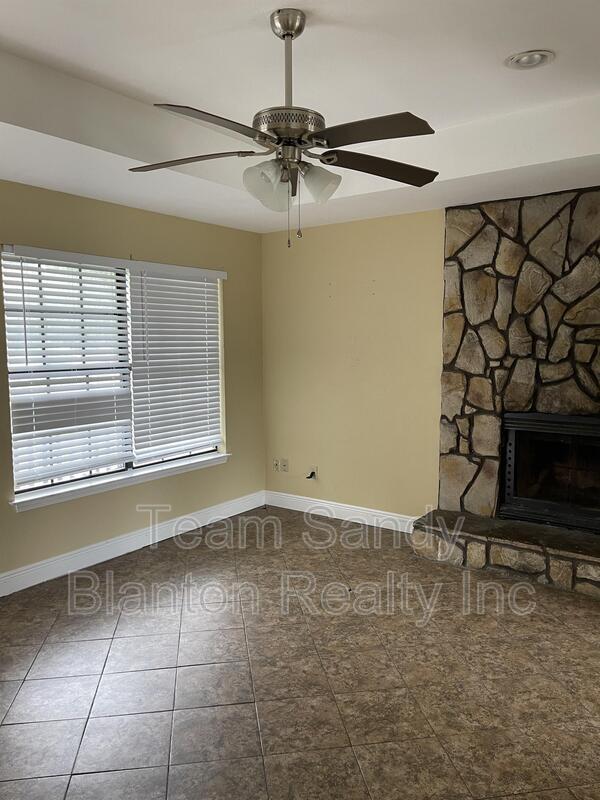 Foto del edificio - 8810 Fowler Ave