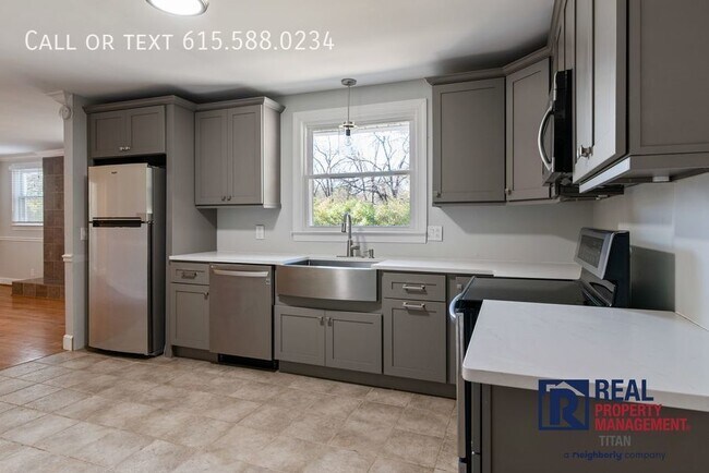 Foto del edificio - NEW PRICE! Location, Convenience and Room ...