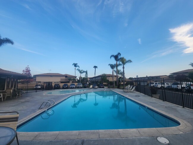 Building Photo - 3 Bedroom 1.5 Bath Attached Townhouse: