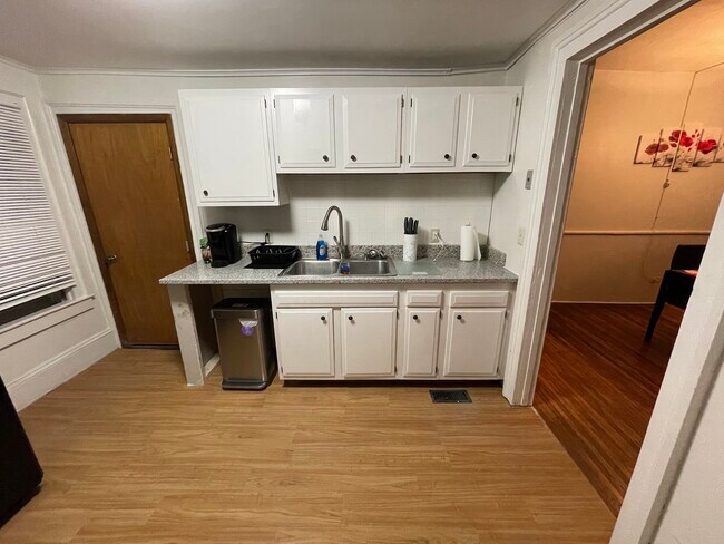 Cocina de la Unidad B - 405 W Clinton St