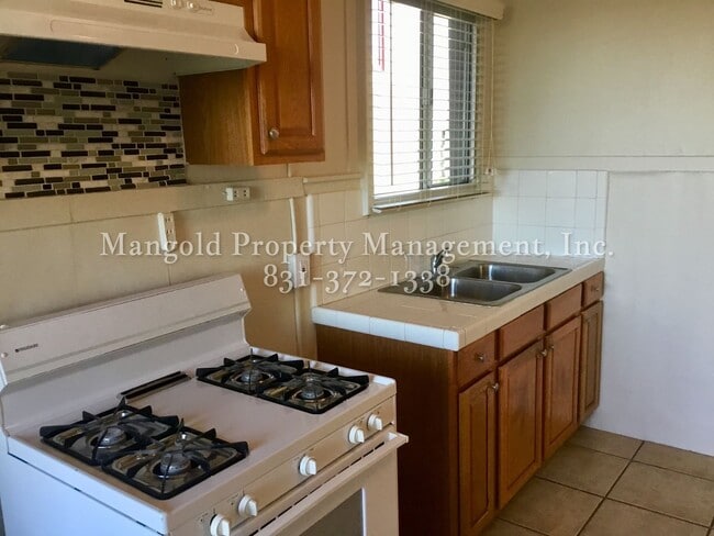 Foto del edificio - 2 Bed 1 Bath  New Monterey Home with Scenic Bay Views and Spacious Yard