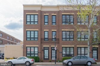 Building Photo - 708 N Henry St