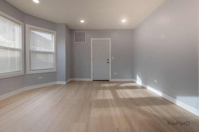 Foto del edificio - 2821 S Emerald Ave