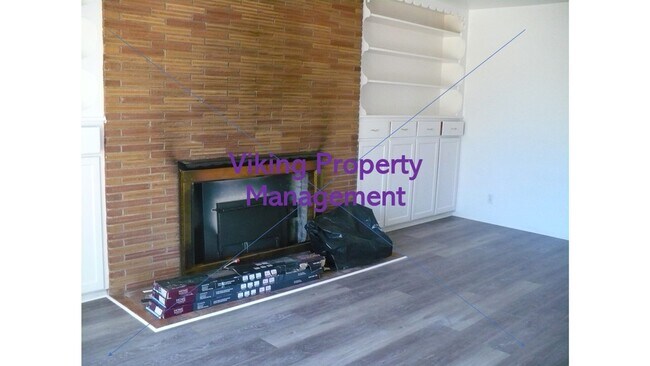 Building Photo - 950 NE Crest Dr