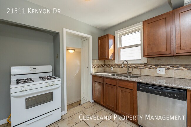 Foto del edificio - 3-Bedroom Maple Hts. Home