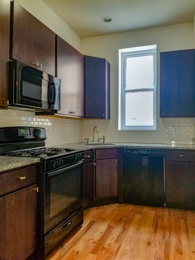 Building Photo - 1712 W Sunnyside Ave