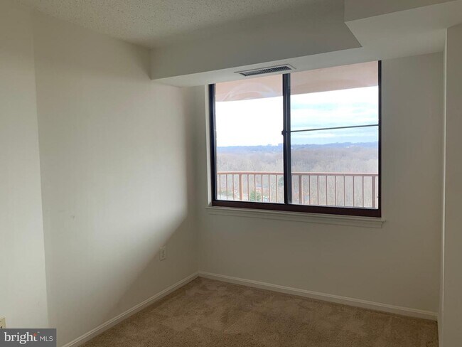 Foto del edificio - 10101 Grosvenor Pl