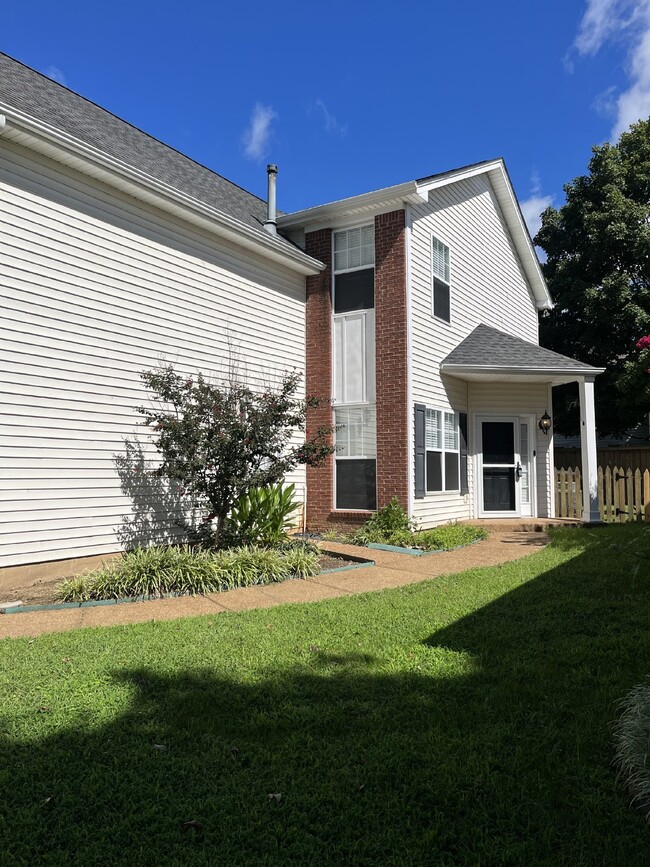 Building Photo - GREAT LEASE OPPORTUNITY! 3 BEDROOM 21/2 BA...