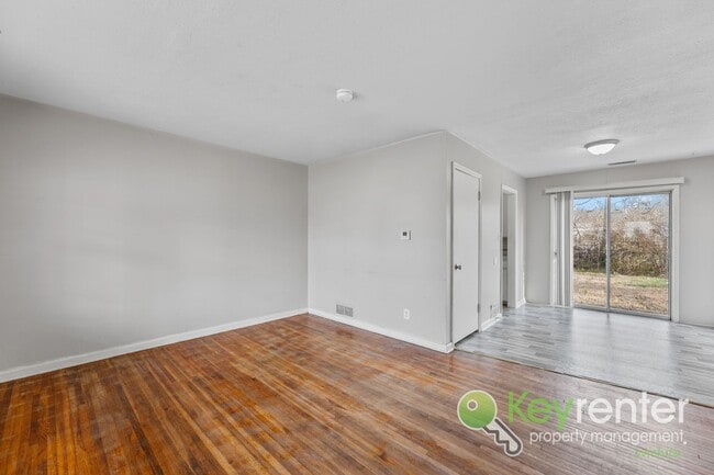 Building Photo - 2 weeks FREE RENT! Cute 3 bedroom house near shopping, restaurants, and WSU