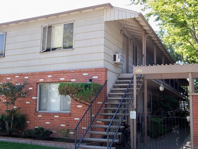Building Photo - V Street Apartments