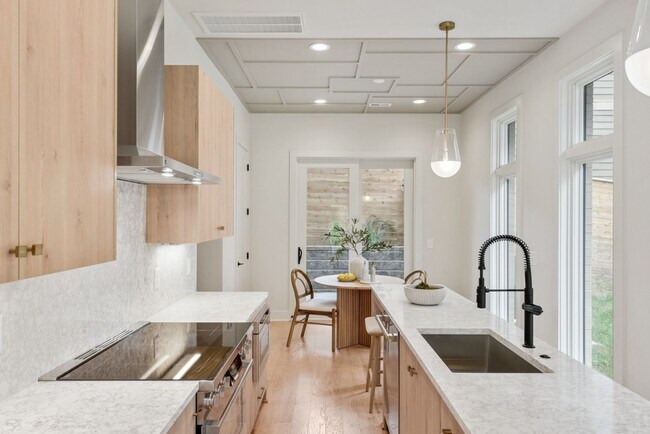 Foto del edificio - Stunning Salemtown Townhome