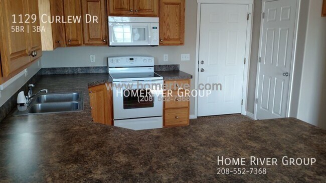 Building Photo - 2914sf 5 bed 3 bath home in Ammon by HomeR...