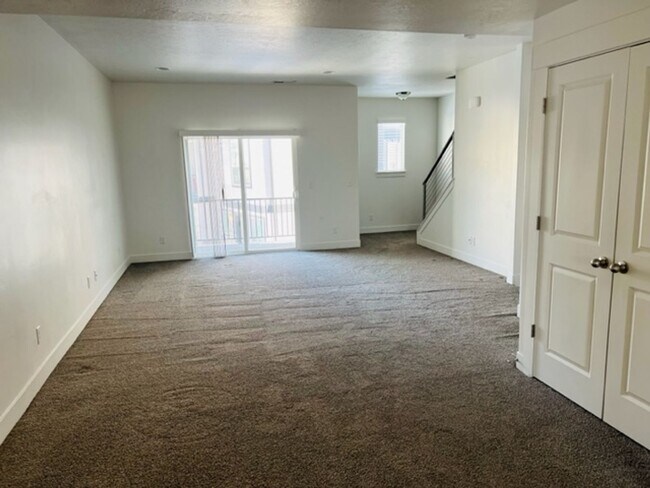 Foto del edificio - Beautiful 2018 townhome with 2 car garage ...