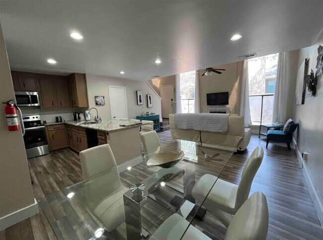 Building Photo - 13828 Hollowgreen Dr